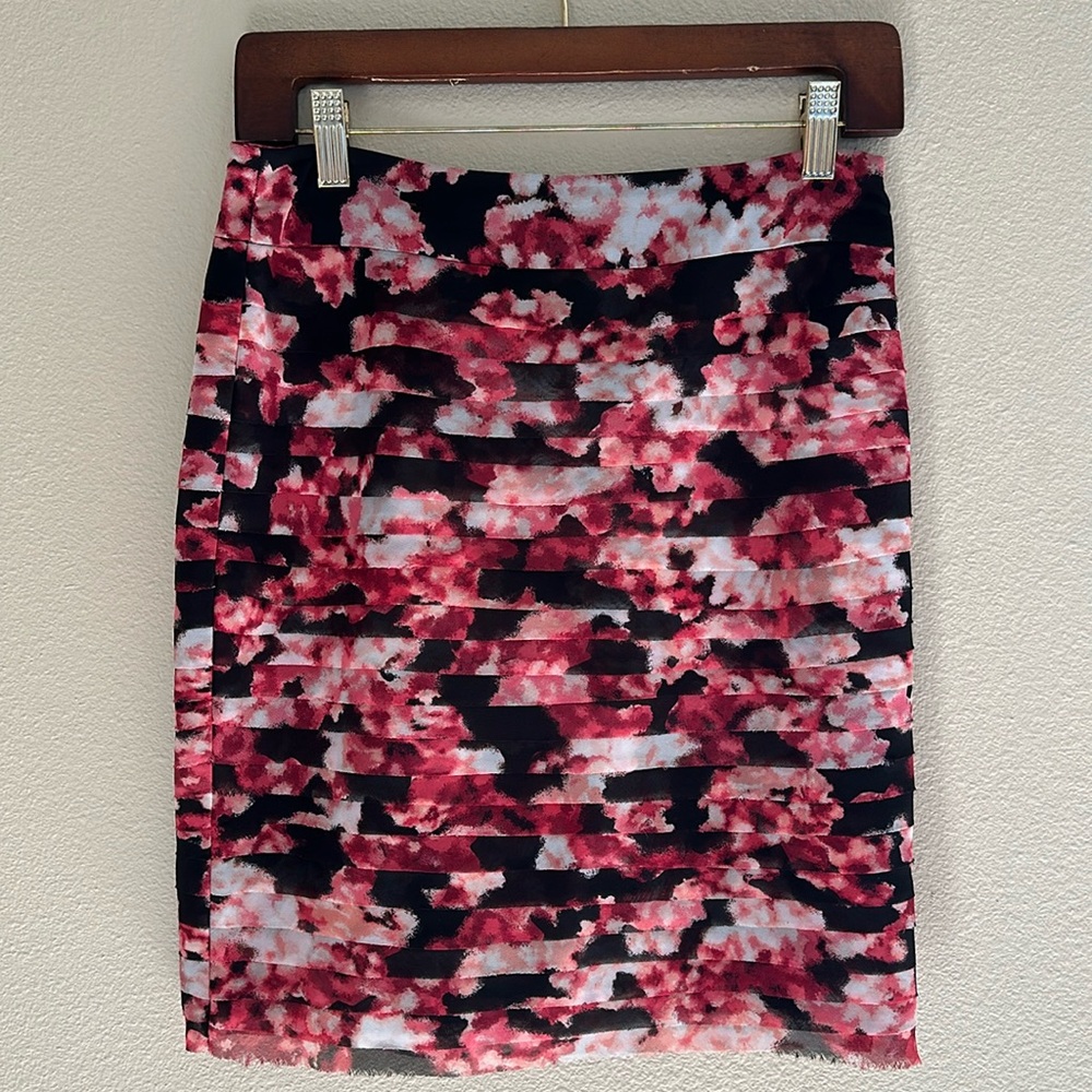 🆕NEW LISTING🆕 BLACK FLORAL WHITE HOUSE BLACK MARKET SIZE 0 SHORT SKIRT EUC